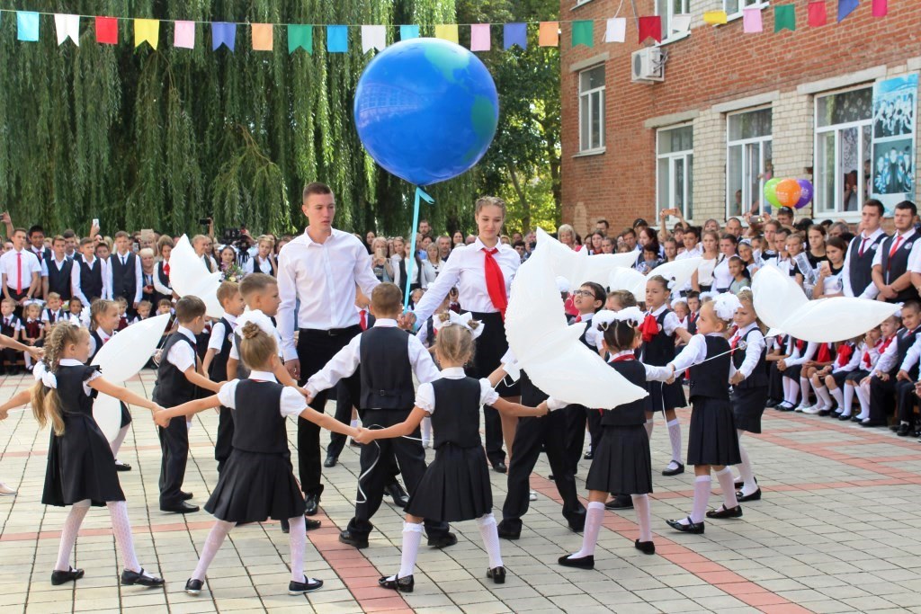 Новый год в 4 школе. Бутурлиновка школа 4. 4 Школа г. Бутурлиновка. Школы Бутурлиновка. Четвертая школа.